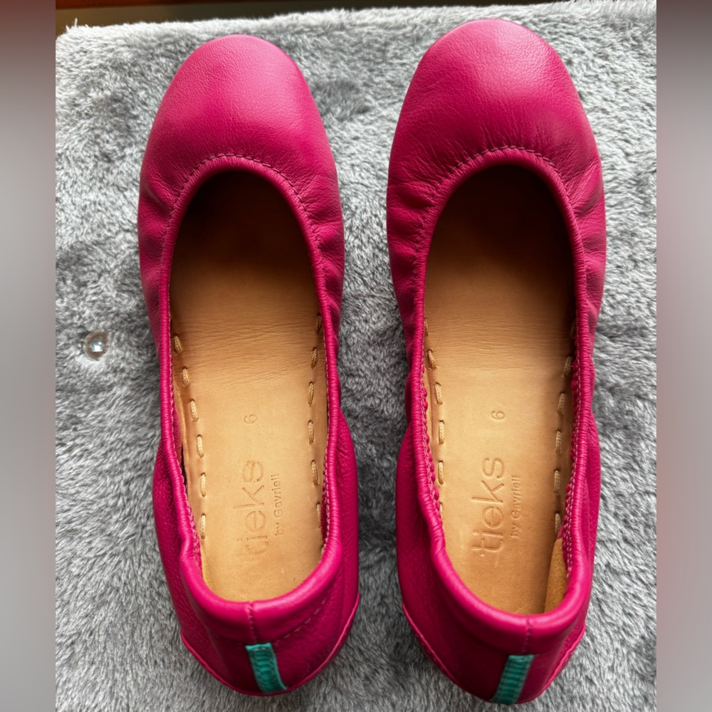 Size 6 Fuchsia Tieks